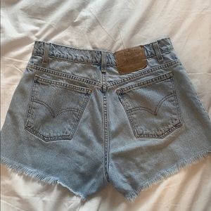 VINTAGE LEVIS HIGH WAISTED LIGHT WASH DENIM SHORTS